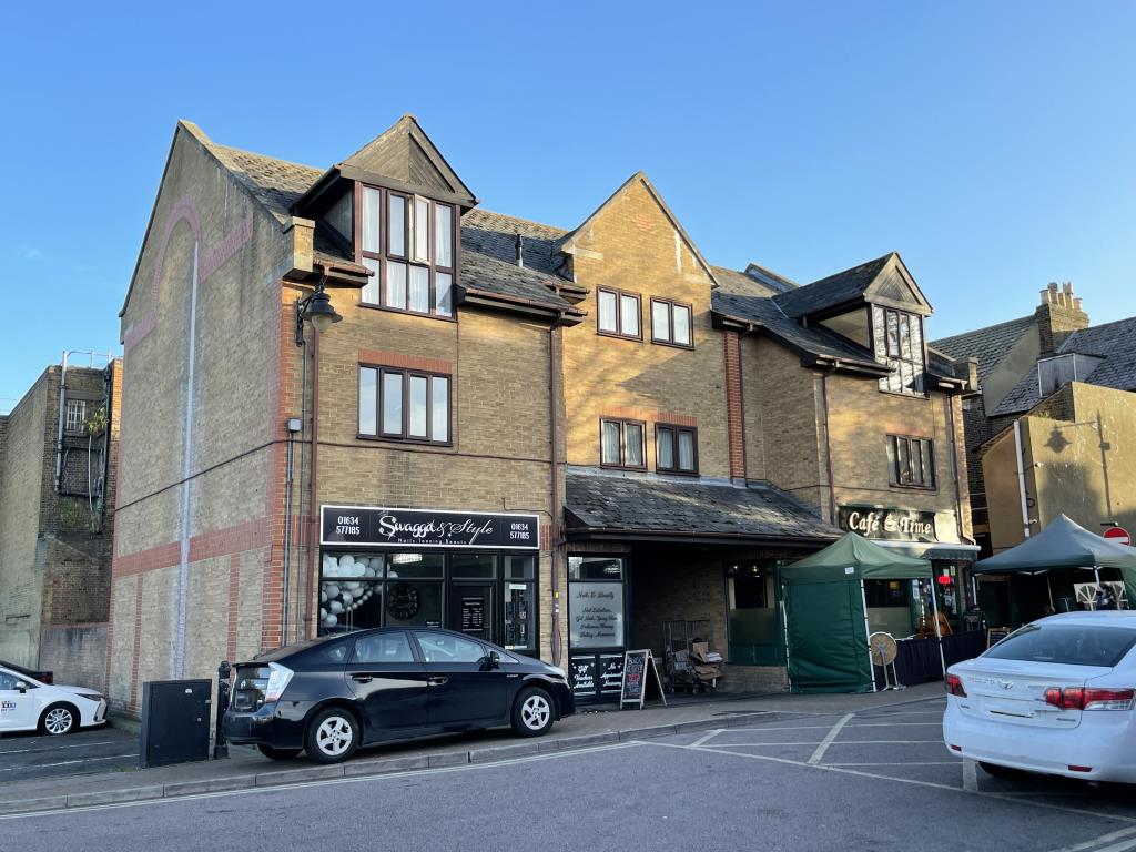Lot: 50 - FREEHOLD RETAIL INVESTMENT WITH GROUND RENT INCOME SITUATED IN TOWN CENTRE - 
